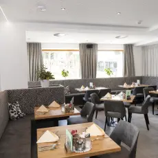 Modernes Restaurant im Hotel Schneeberger