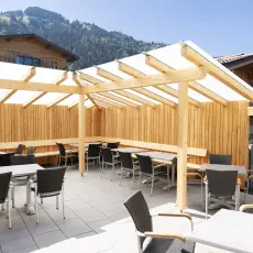 Terrasse mit Überdachung im Hotel Schneeberger