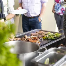 Grillen auf der Terrasse im Hotel Schneebgerger